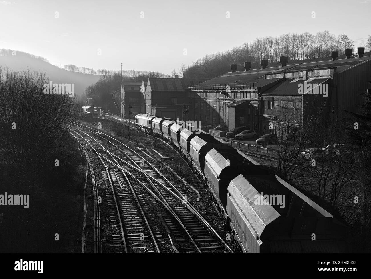 Freightliner aggregates train arriving at Tunstead quarry in the peak ...