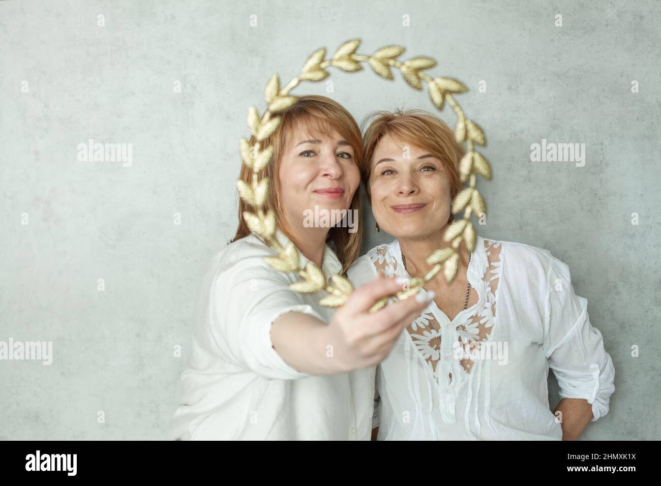 Mature friends women hi-res stock photography and images - Alamy