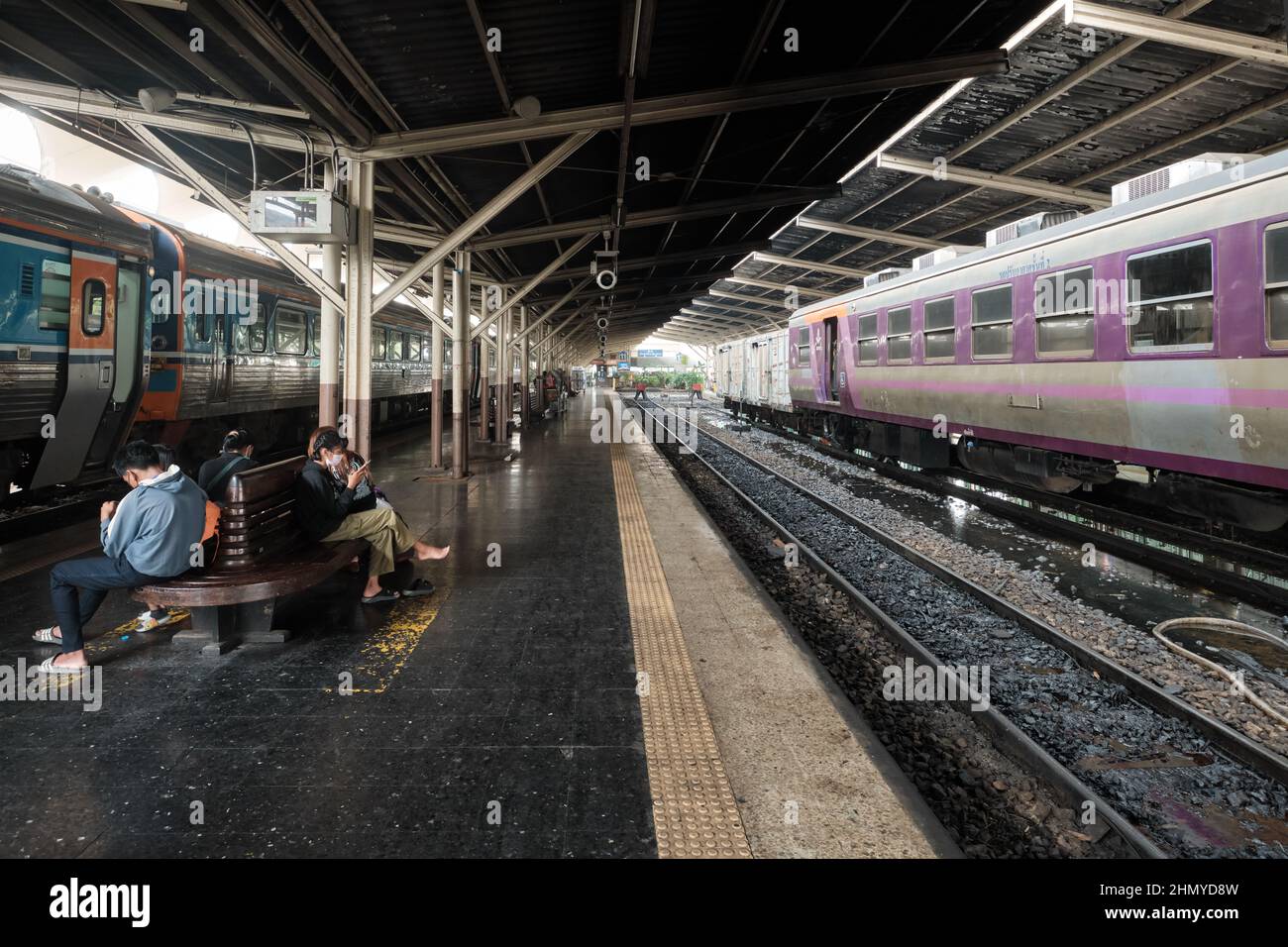 Passengers waiting for their train at Hualamphong (Hua Lamphong) Station in Bangkok, Thailand Stock Photo