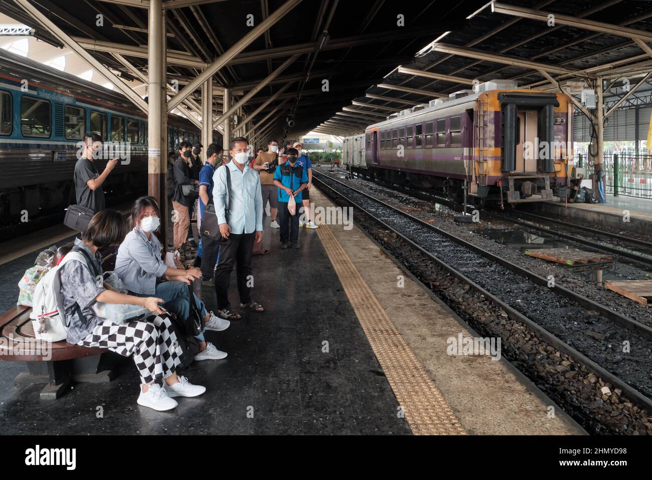 Passengers waiting for their train at Hualamphong (Hua Lamphong) Station in Bangkok, Thailand Stock Photo
