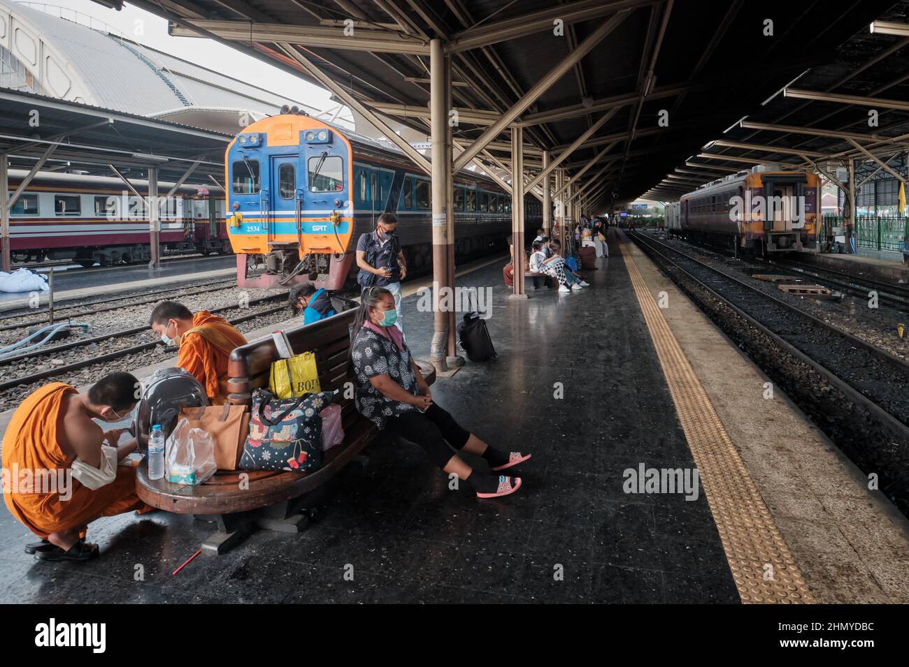 Two young Thai Buddhist monks waiting for their train at Hualamphong (Hua Lamphong) Station in Bangkok, Thailand Stock Photo
