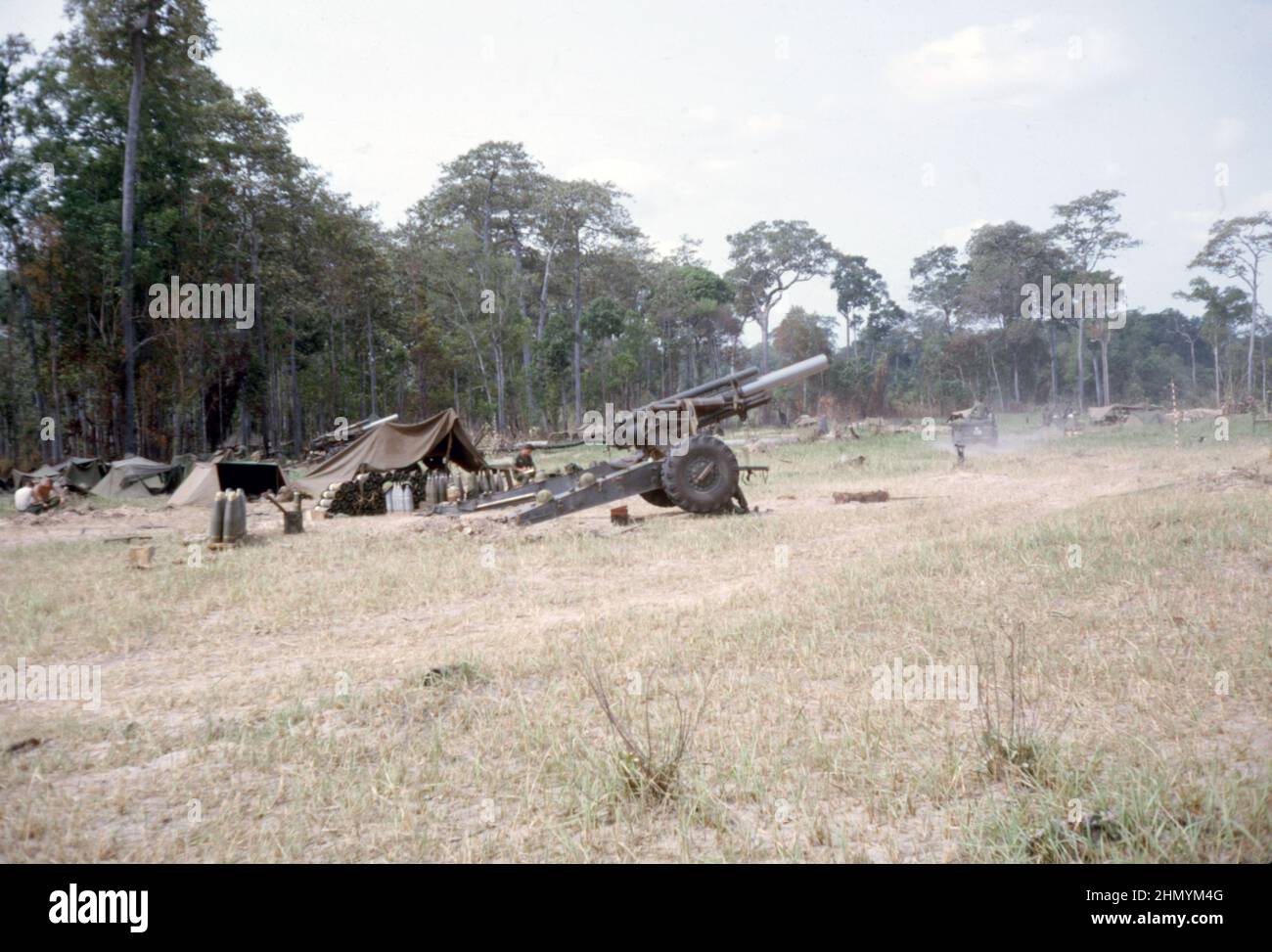 US ARMY / United States Army Schwere Feldhaubitze M114 - M1 155 mm / Heavy Howitzer M114 - Vietnam Krieg / Korean War Stock Photo