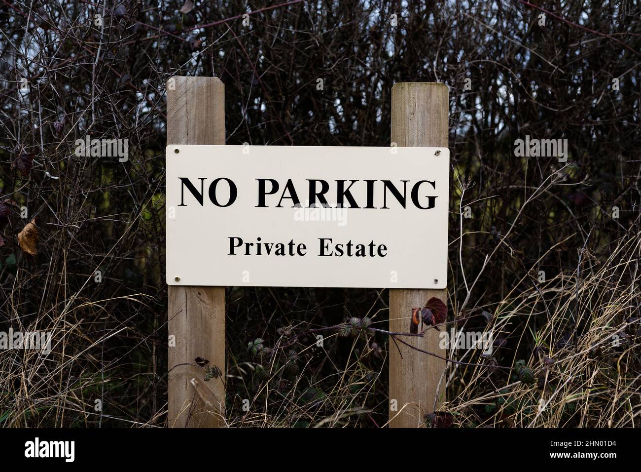 A sign warning the public that there is no parking due to the area being a private estate Stock Photo