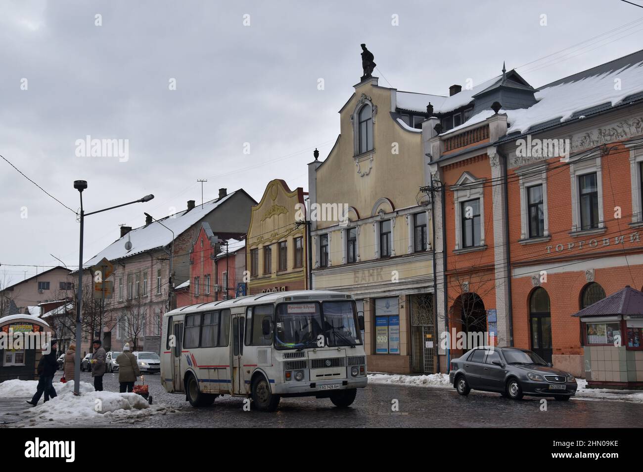 Mukačeve, Mukachevo in Carpato-Ukraine, in winter 2022: a bus in the city center Stock Photo
