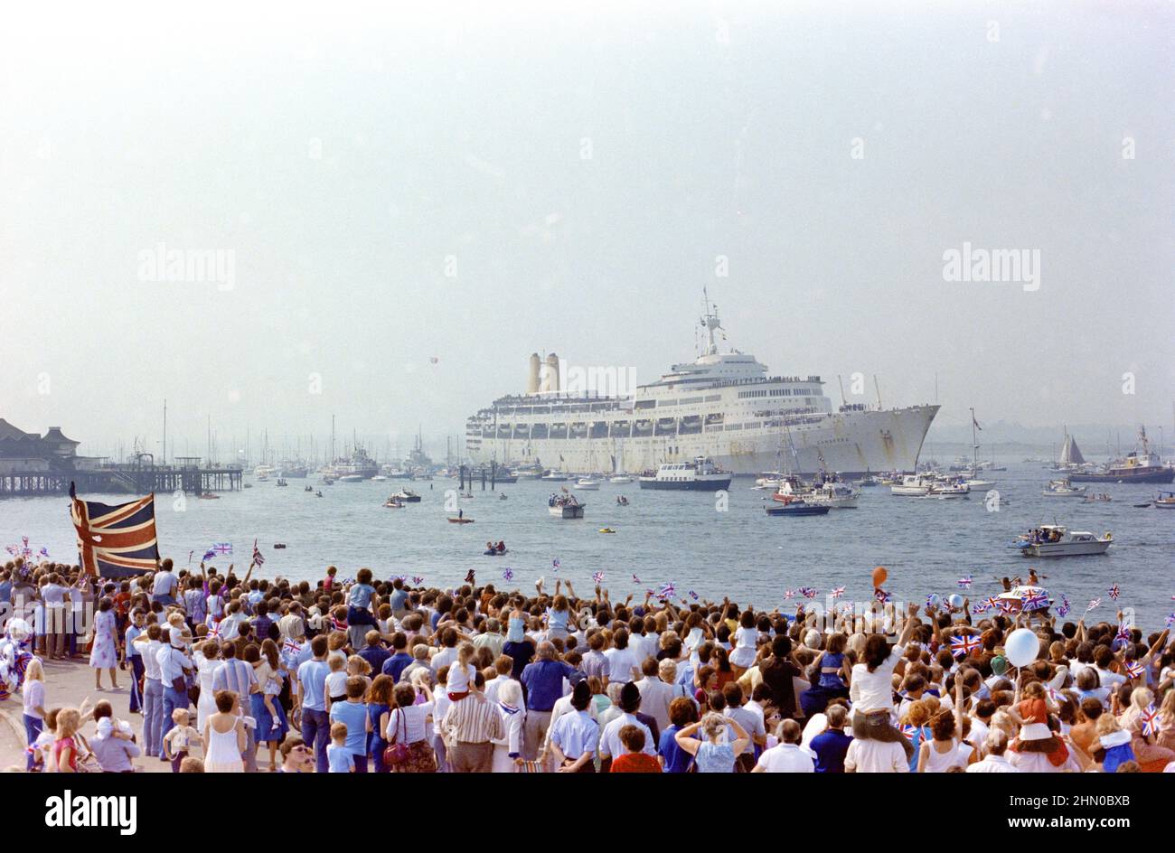 Royal Marines on the P&O cruise ship, the SS Canberra, a troop ship during the Falklands conflict, escorted by boats and welcomed back to Southampton by their families. Stock Photo