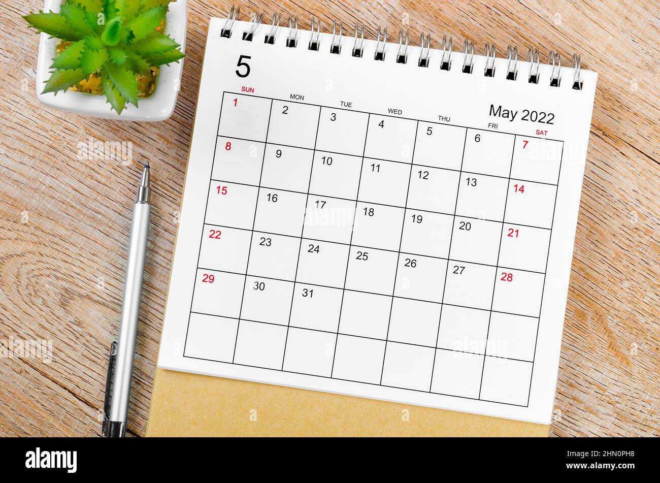 May 2022 Desktop Calendar The May 2022 Desk Calendar With Pen On Wooden Table Stock Photo - Alamy