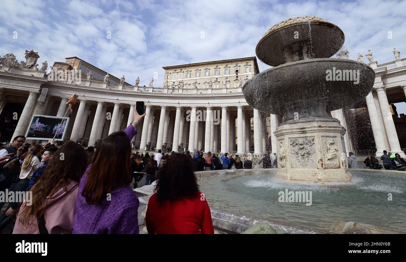 Vatican. February 13, 2022 - POPE FRANCIS delivers Angelus prayer. After the blessing Pope Francis spoke these words: ''Dear brothers and sisters, the news coming from Ukraine is very worrying. I entrust every effort for peace to the intercession of the Virgin Mary and to the conscience of politics leaders. Lets us pray in silence'' © EvandroInetti via ZUMA Wire (Credit Image: © Evandro Inetti/ZUMA Press Wire) Credit: ZUMA Press, Inc./Alamy Live News Stock Photo