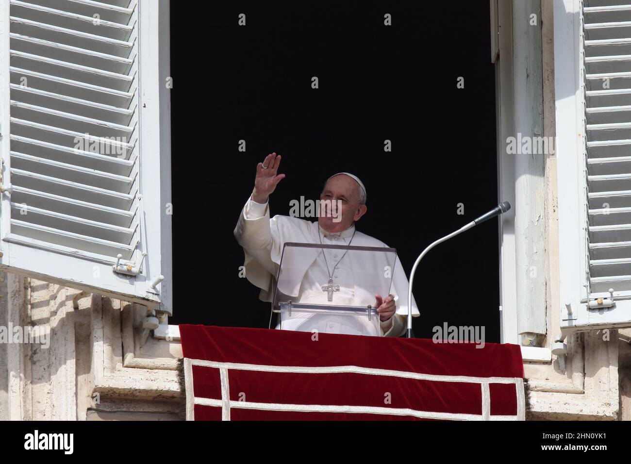 Vatican. February 13, 2022 - POPE FRANCIS delivers Angelus prayer. After the blessing Pope Francis spoke these words: ''Dear brothers and sisters, the news coming from Ukraine is very worrying. I entrust every effort for peace to the intercession of the Virgin Mary and to the conscience of politics leaders. Lets us pray in silence'' © EvandroInetti via ZUMA Wire (Credit Image: © Evandro Inetti/ZUMA Press Wire) Credit: ZUMA Press, Inc./Alamy Live News Stock Photo