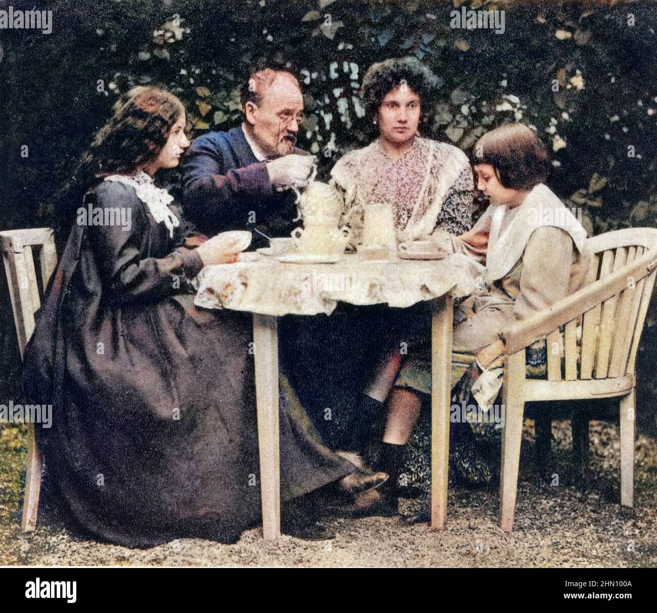 L'ecrivain Emile Zola et sa maitresse Jeanne Rozerot  avec leurs enfants Jacques et Denise vers 1900  à Verneuil (Yvelines) Stock Photo