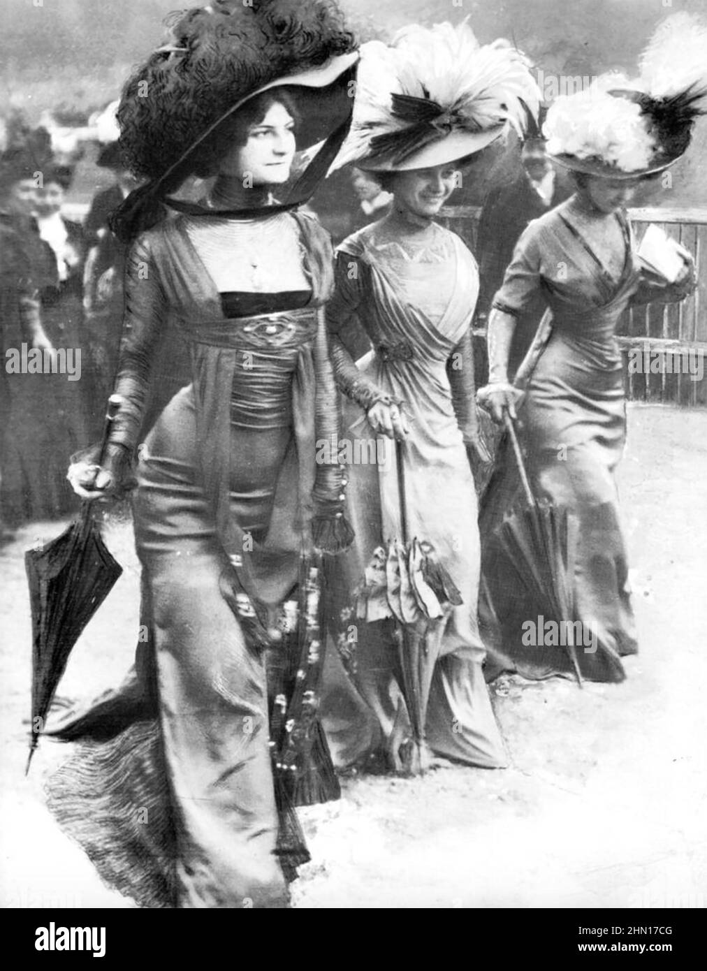 EDWARDIAN LADIES FASHIONS about 1910 Stock Photo