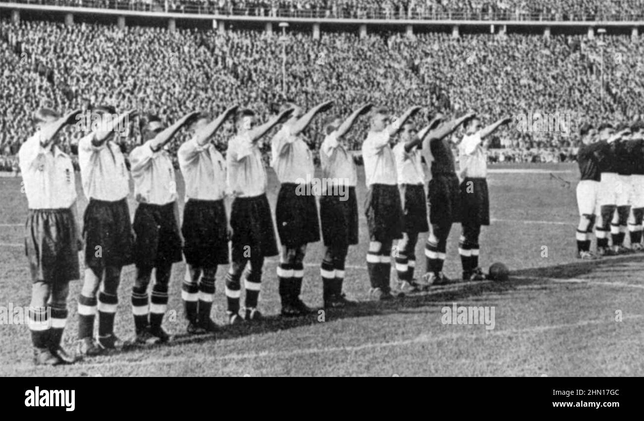 1936 SUMMER OLYMPIC GAMES. The British team was ordered to give the Nazi salute Stock Photo