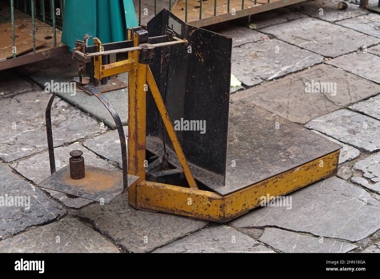 Beam scales for heavy weight at farmers market Stock Photo Alamy
