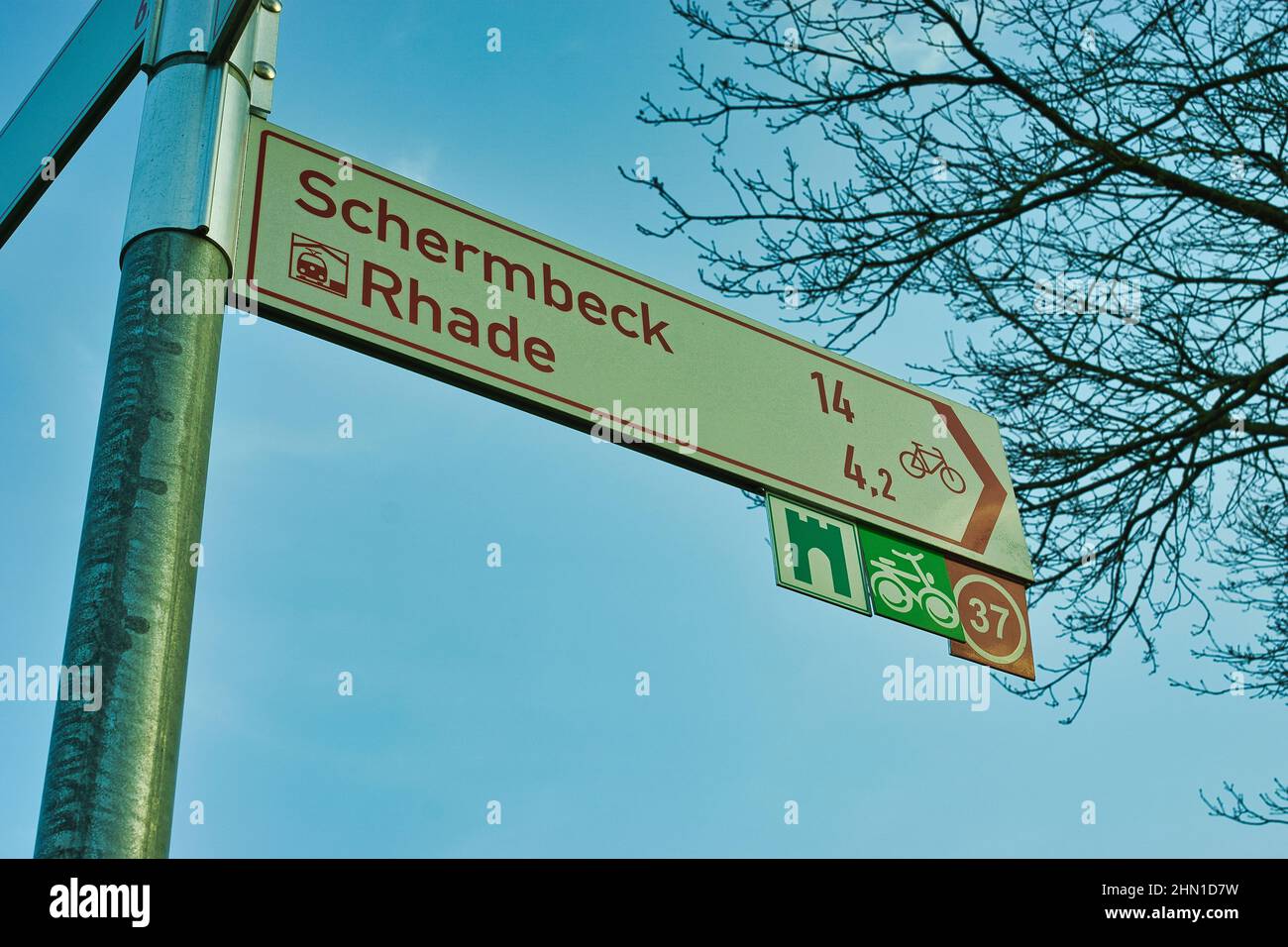 Road sign for the Schermbeck Rhade cycle path and the 100 castles tour ...