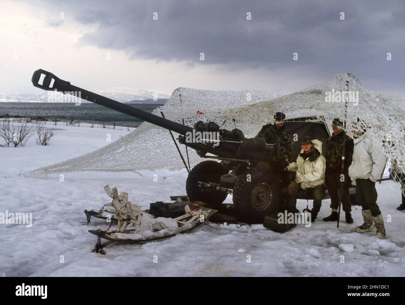 - Royal Army, L118 105 mm gun during NATO exercises in Norway   - Royal Army, cannone L118 da 105 mm durante esercitazioni NATO in Norvegia Stock Photo