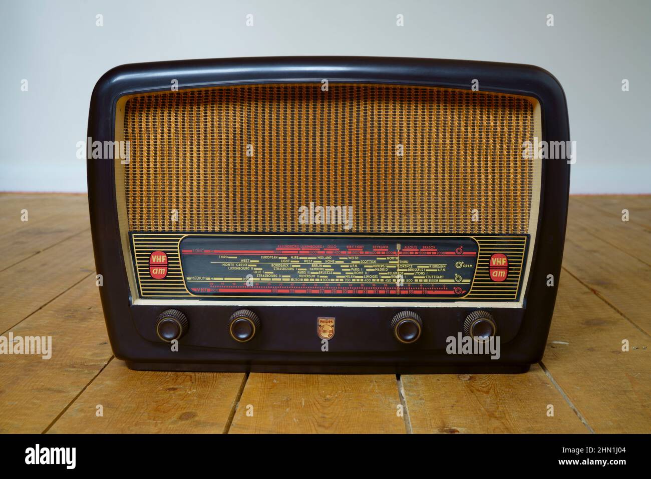 A vintage Phillips valve radio set Stock Photo Alamy