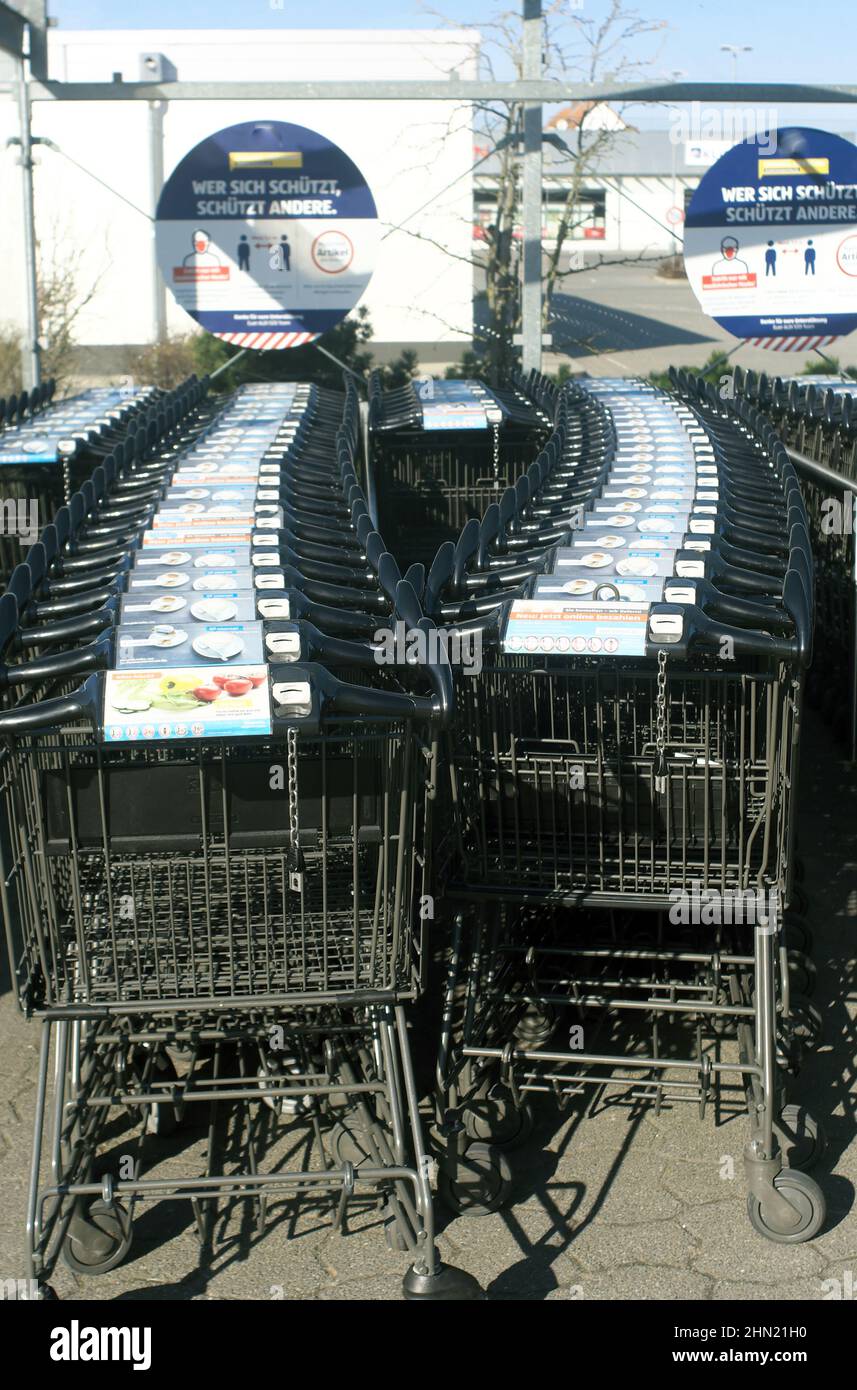 Symbol image Shopping: Shopping trolleys in a row in front of a discount store Stock Photo