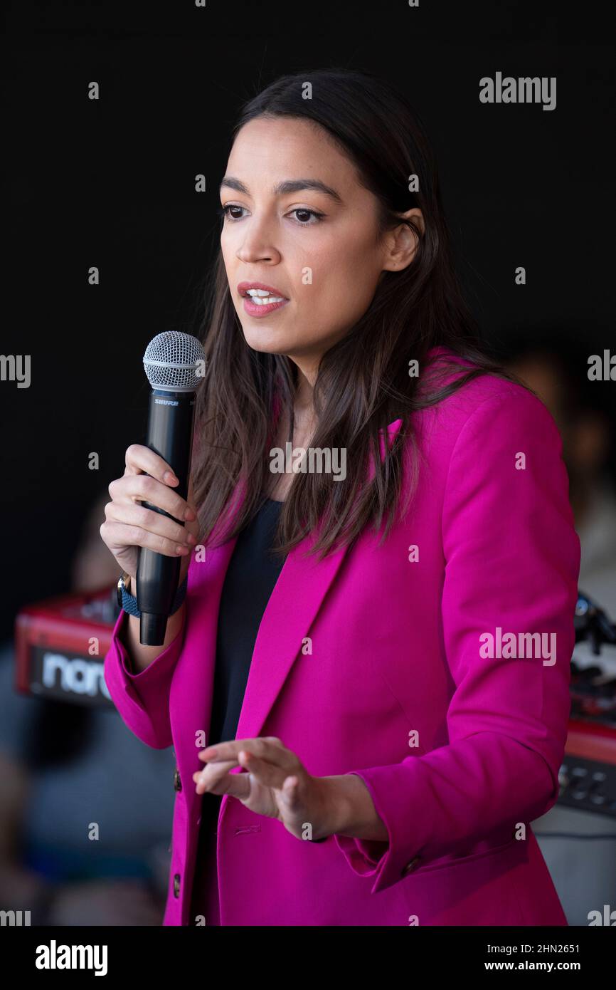 Austin, Texas USA, 13th Feb, 2022. U.S. Representative ALEXANDRIA OCASIO-CORTEZ (AOC), (D-New York) speaks to several hundred supporters at a campaign rally for candidate Greg Casar (not shown), a progressive running in the Democratic primary for Texas Congressional District 35 in central Texas. Credit: Bob Daemmrich/Alamy Live News Stock Photo