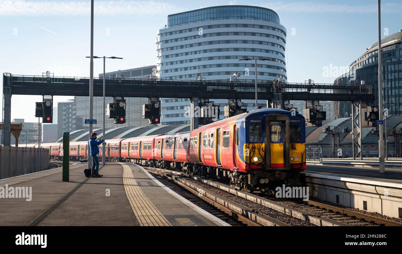 WATERLOO, SOUTHBANK, LONDON, UK. 14 JANUARY 2022. South Western Railway Class 455 electric multiple units arrive at London Waterloo. Stock Photo