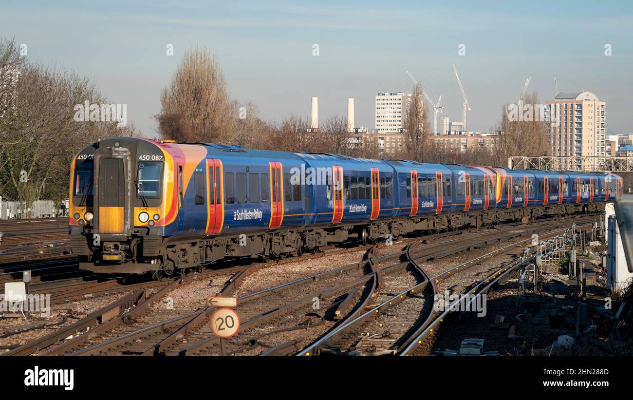 CLAPHAM JUNCTION, LONDON, UK. 14 JANUARY 2022. South Western Railway Class 450 trains pass through Clapham Junction station. Stock Photo