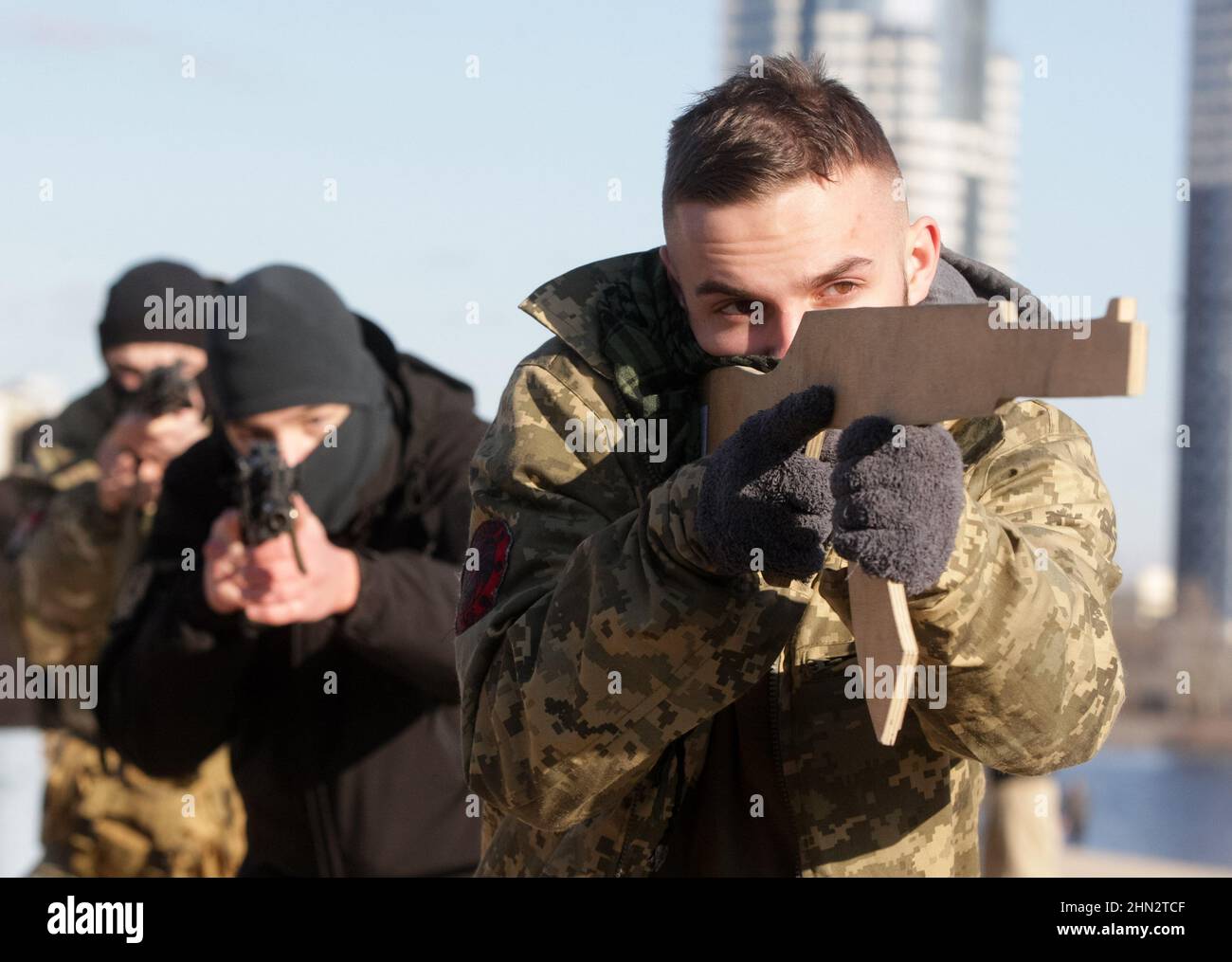 Новое обострение ситуации вокруг украины. Ситуация в Украине на сегодняшний день. Украинские эксперты картинки. Люди на границе Украины фото сегодняшнего. Фото с границы России и Украины на сегодняшний день.