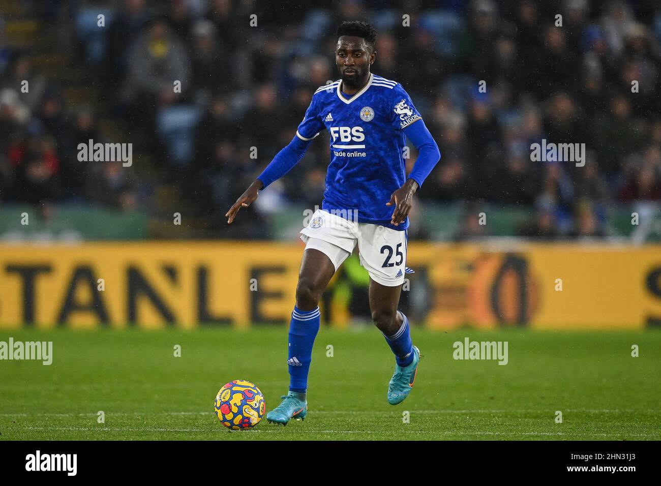 Wilfred Ndidi #25 of Leicester City makes a break with the ball in, on 2/13/2022. (Photo by Craig Thomas/News Images/Sipa USA) Credit: Sipa USA/Alamy Live News Stock Photo