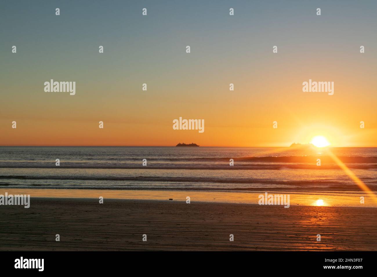 February 13, 2022: The clear sunset at Silver Strand State Beach in Coronado, California on Sunday, February 13th, 2022 (Rishi Deka/Zuma Press). The torrid weather allured many to the famous San Diego beach and nearby sites including Imperial Beach pier, Coronado Islands, Coronado Beach and Peninsula, downtown San Diego, San Diego Bay, cruise ships, and silver dollar shells. The heat wave in Southern California has now ended. (Credit Image: © Rishi Deka/ZUMA Press Wire) Stock Photo