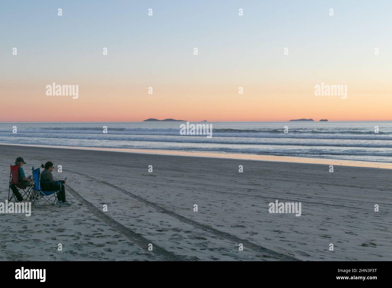 February 13, 2022: The clear sunset at Silver Strand State Beach in Coronado, California on Sunday, February 13th, 2022 (Rishi Deka/Zuma Press). The torrid weather allured many to the famous San Diego beach and nearby sites including Imperial Beach pier, Coronado Islands, Coronado Beach and Peninsula, downtown San Diego, San Diego Bay, cruise ships, and silver dollar shells. The heat wave in Southern California has now ended. (Credit Image: © Rishi Deka/ZUMA Press Wire) Stock Photo