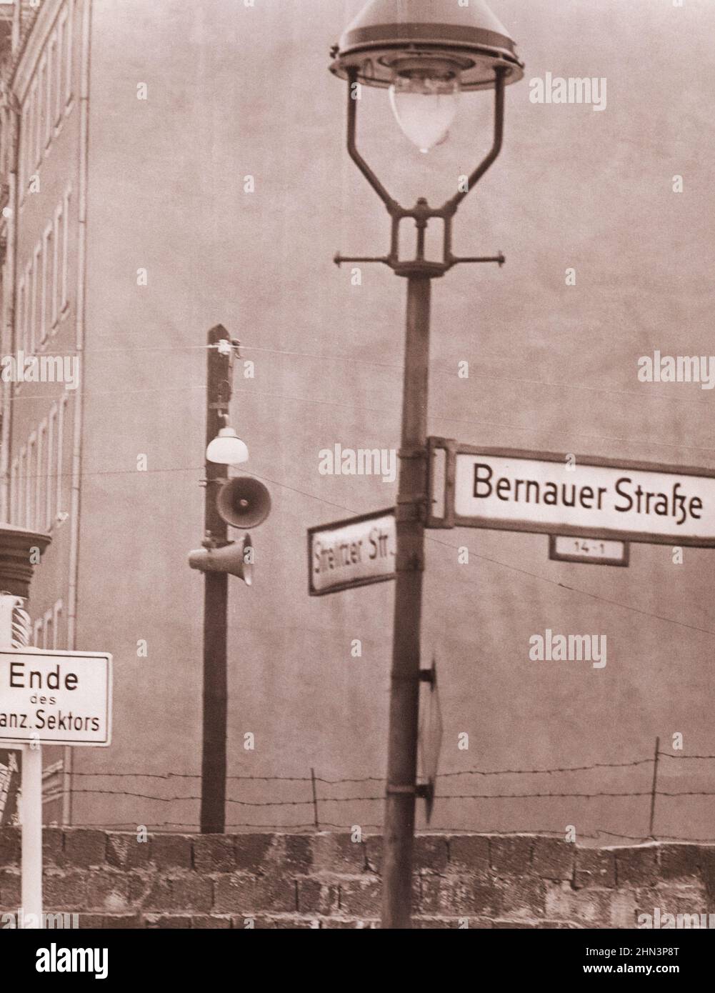 Berlin Crisis of 1961: Building the Wall At Bernauerstrasse large loudspeaker have been installed to proclaim East German propaganda. East Belin - Wes Stock Photo