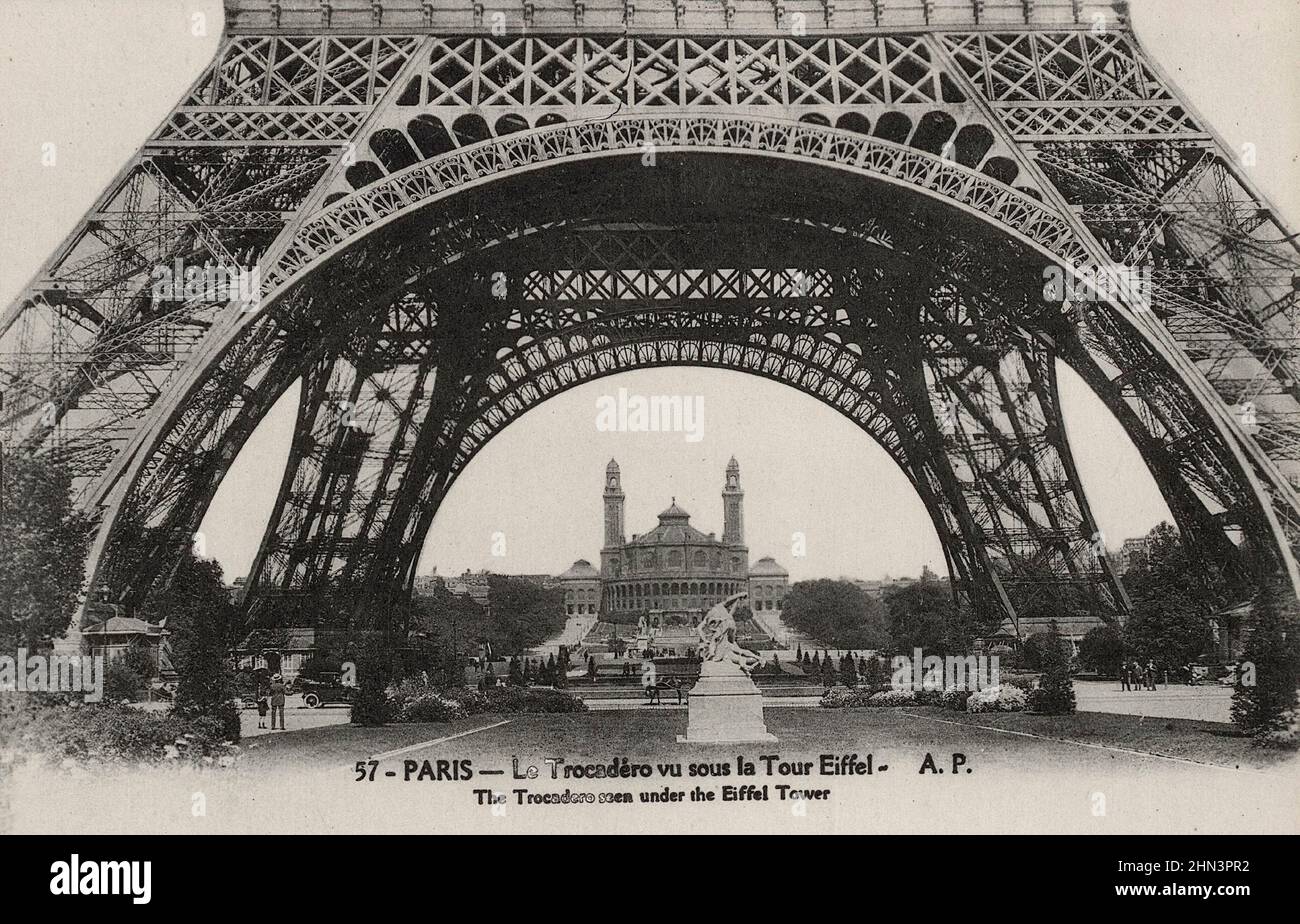Vintage postcard of the Trocadero palace (Palais de Chaillot) seen under the Eiffel Tower. 1910s Stock Photo