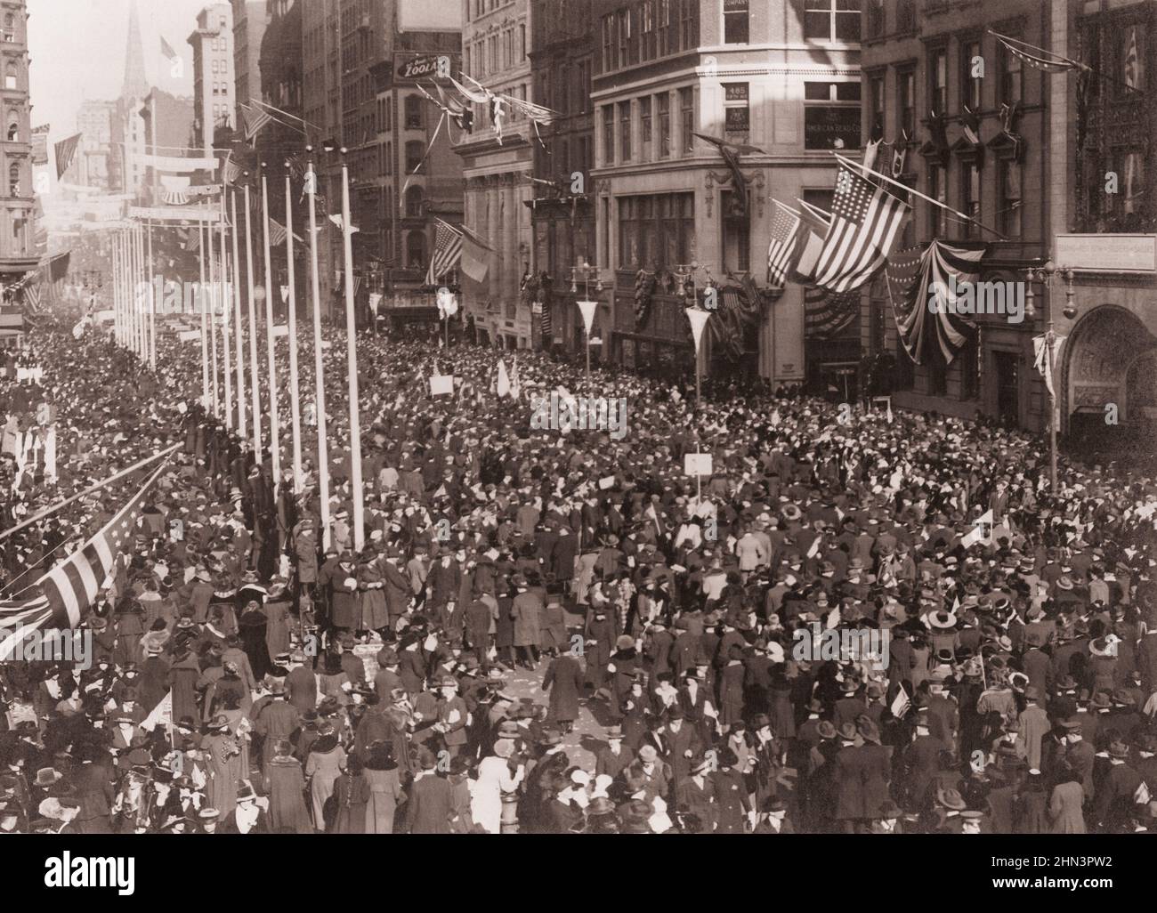 Armistice Day in New York City. Crowd in front of Public Library, day of signing of armistice. USA. November 11, 1918 Stock Photo