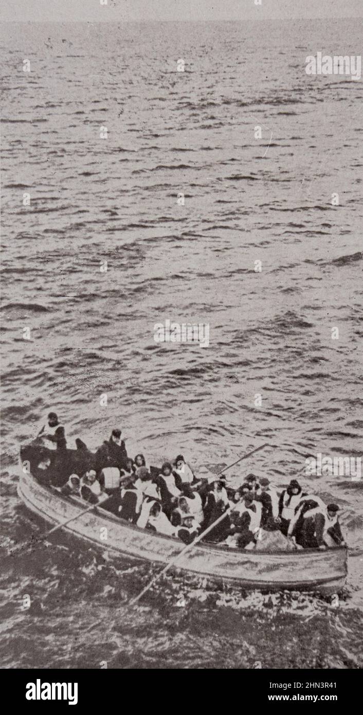 The lifeboats of the 'Titanic', carrying the surviving shipwrecks, join the 'Carpathia'. 1912 Stock Photo