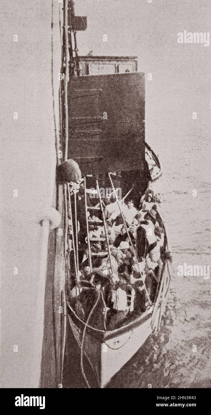 The lifeboats of the 'Titanic', carrying the surviving shipwrecks, join the 'Carpathia'. 1912 Stock Photo