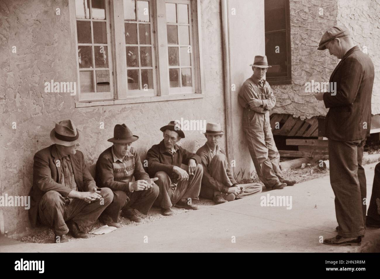 Migratory packinghouse workers waiting around post office during slack season. Belle Grande, Florida, 1939 Marion Post Wolcott, 1910-1990, photographe Stock Photo