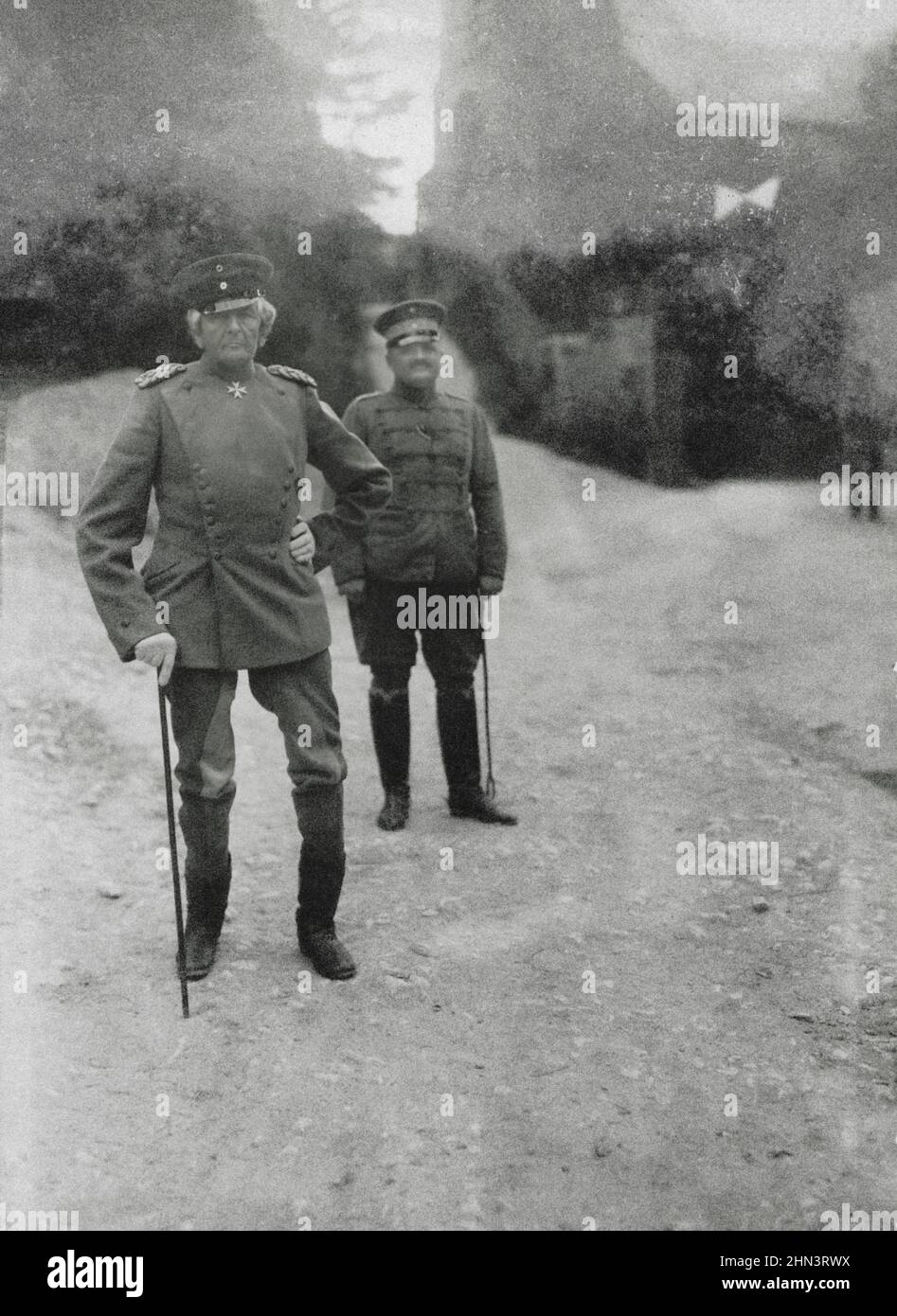 Count Haeseler on a walk behind the front. 1917 Gottlieb Ferdinand Albert Alexis Graf von Haeseler (1836 – 1919) was a German military officer of the Stock Photo