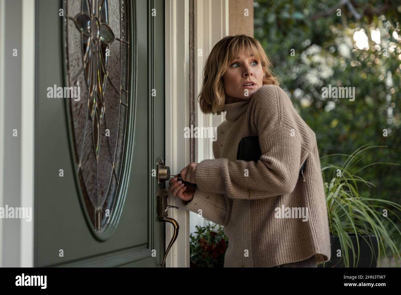 kristen-bell-in-the-woman-in-the-house-across-the-street-from-the-girl