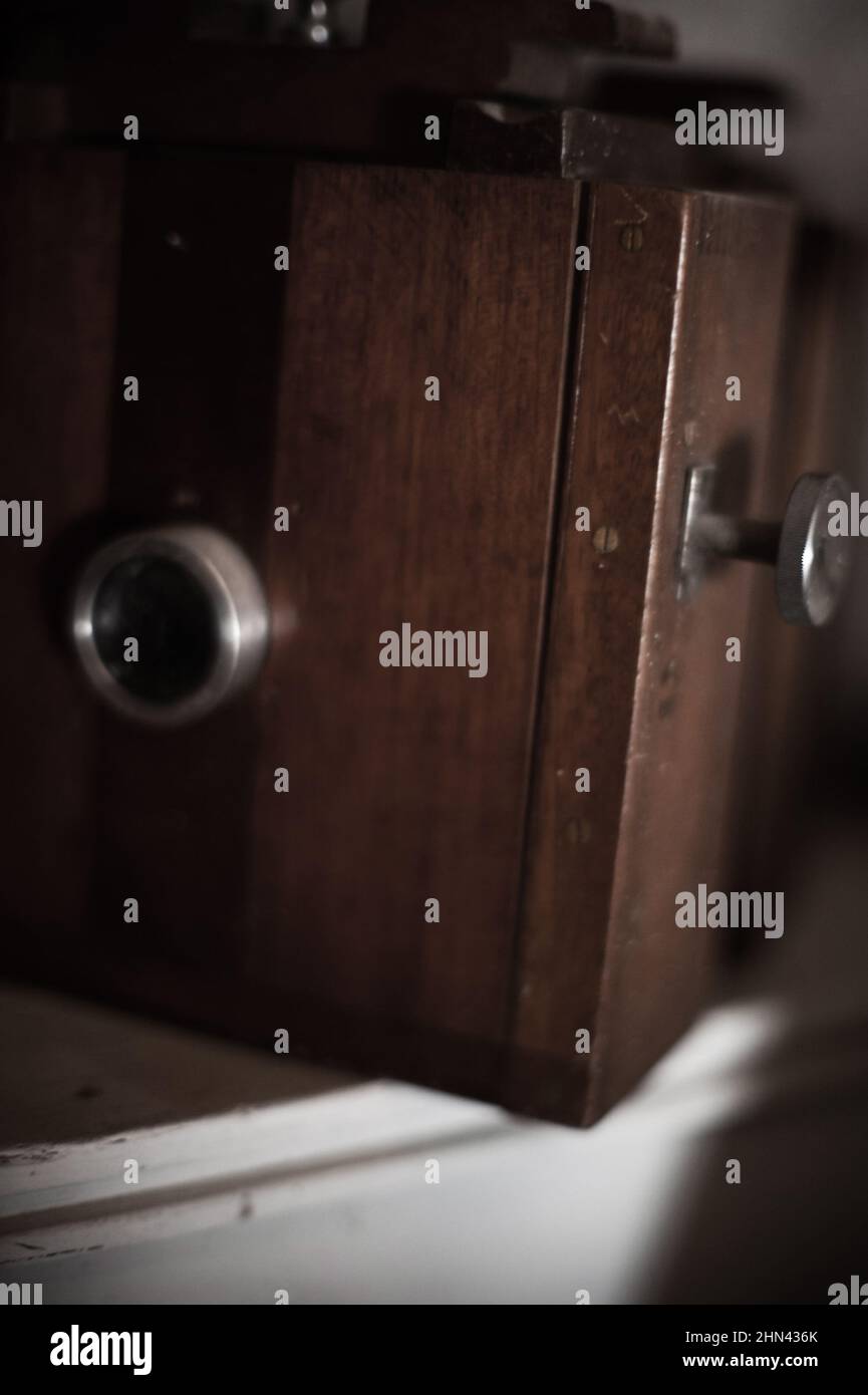 Close-up of vintage wooden plate camera Stock Photo - Alamy