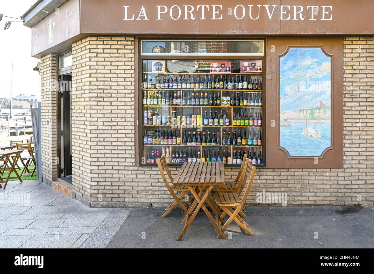 La Porte Ouverte is a popular craft beer shop in Dieppe, France Stock Photo  - Alamy