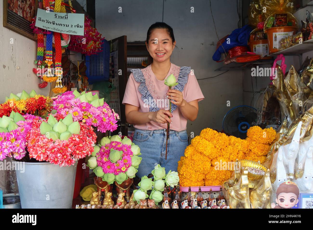 Smiling Thai Woman  sells flowers at Doi Suthep temple, Chiang Mai, Thailand Stock Photo