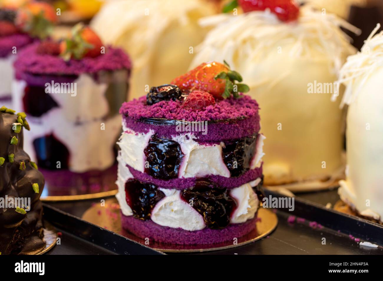 Cakes on display hi-res stock photography and images - Alamy, image size:1300x956