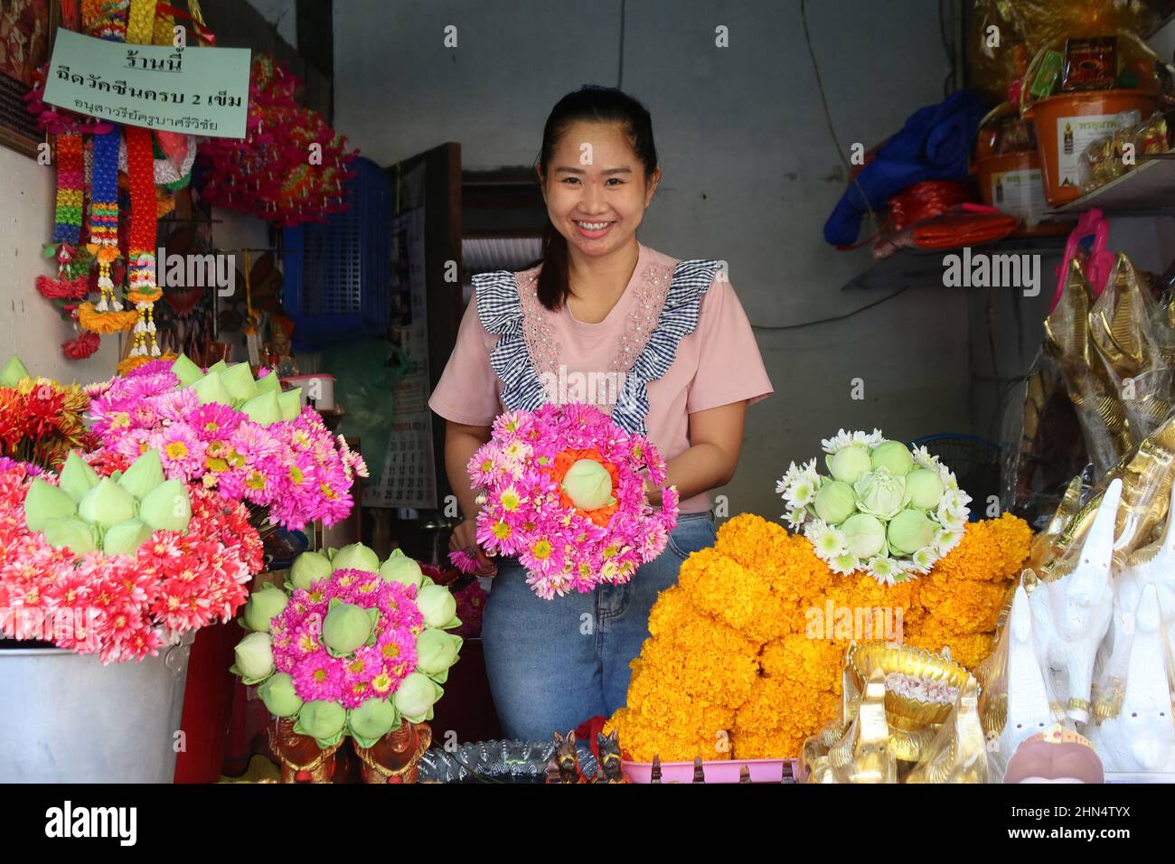 Smiling Thai Woman  sells flowers at Doi Suthep temple, Chiang Mai, Thailand Stock Photo
