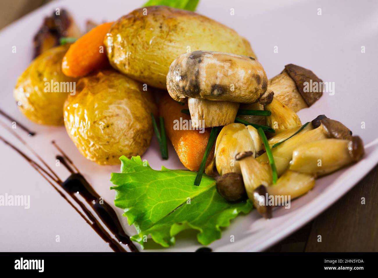 Grilled mushrooms with vegetables Stock Photo - Alamy