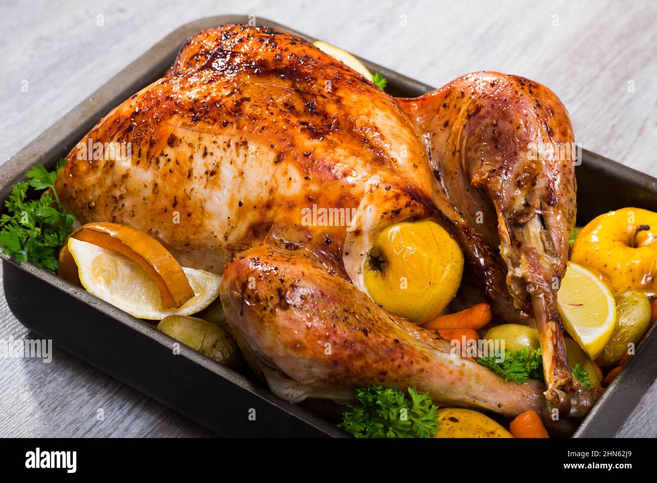 Whole roasted turkey apples hi-res stock photography and images - Alamy