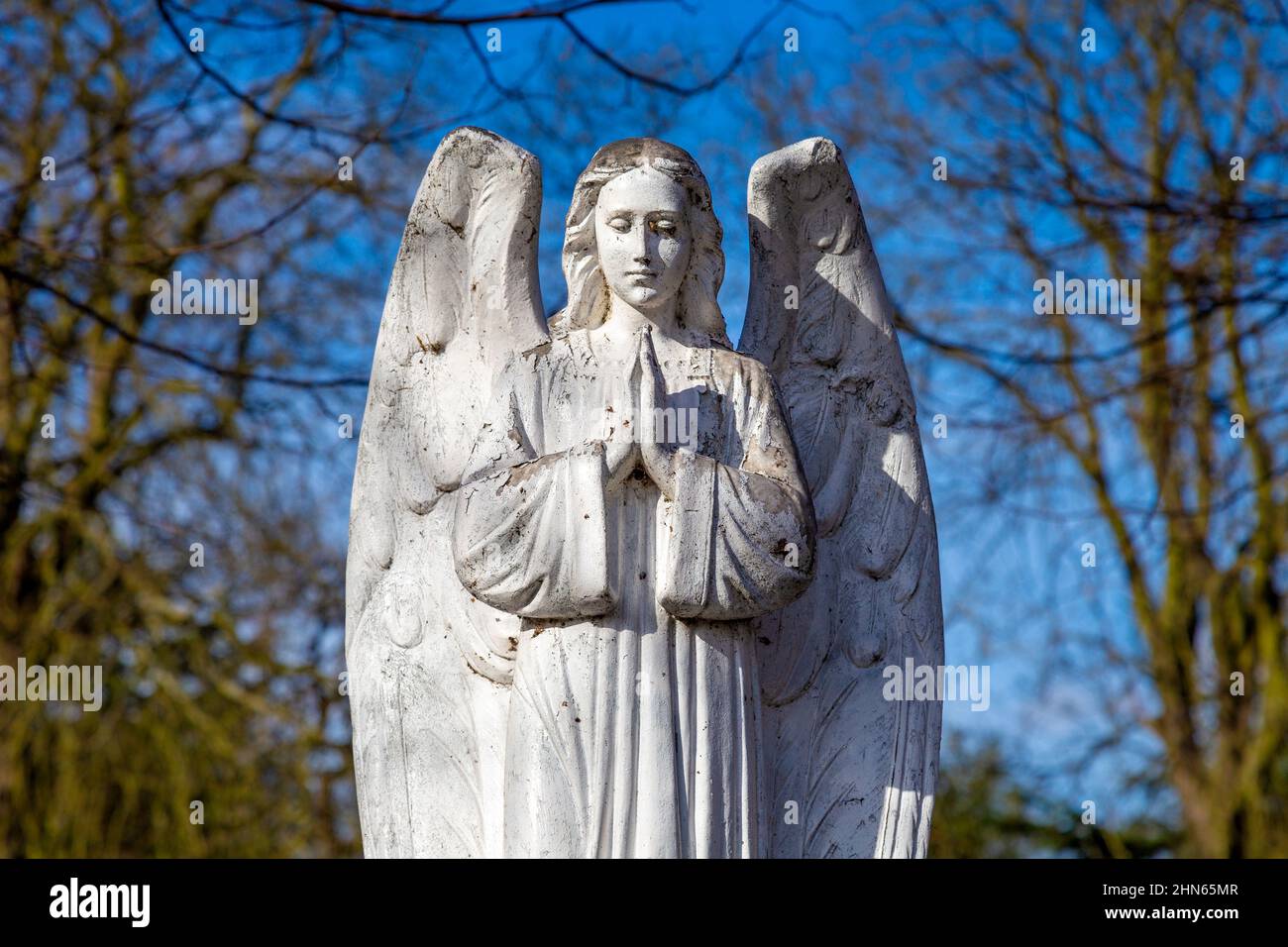 Funerary statue of praying angel at City of London Cemetery and Crematorium, Manor Park, Newham, London, UK Stock Photo
