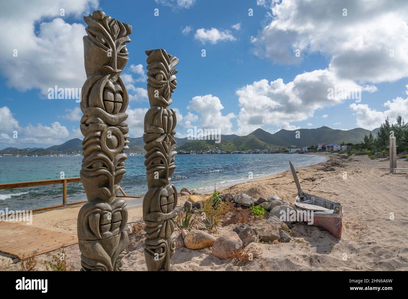 Carved statues erected on the beach of Nettle Bay (/ Baie Nettlé on the French side of the island Saint-Martin / Sint Maarten Stock Photo