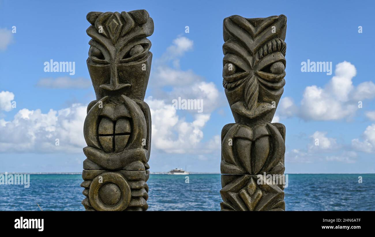 Carved statues erected on the beach of Nettle Bay (/ Baie Nettlé on the French side of the island Saint-Martin / Sint Maarten Stock Photo
