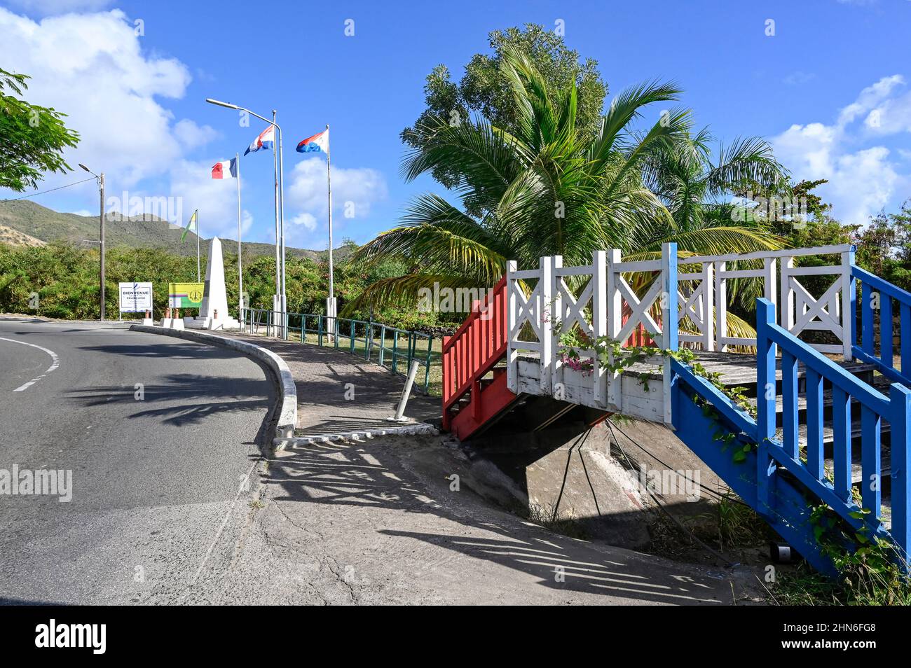 The former border between France and the Netherlands at the French Quarter  on the Caribbean island of Saint-Martin / Sint Maarten Stock Photo - Alamy