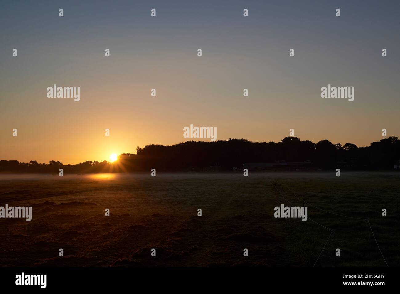 Sunrise over a field hi-res stock photography and images - Alamy