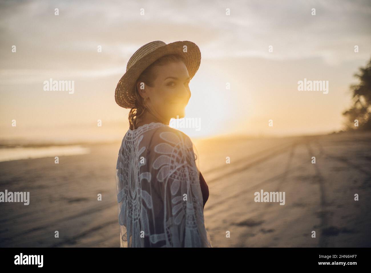 Women wearing beach hat hi-res stock photography and images - Alamy