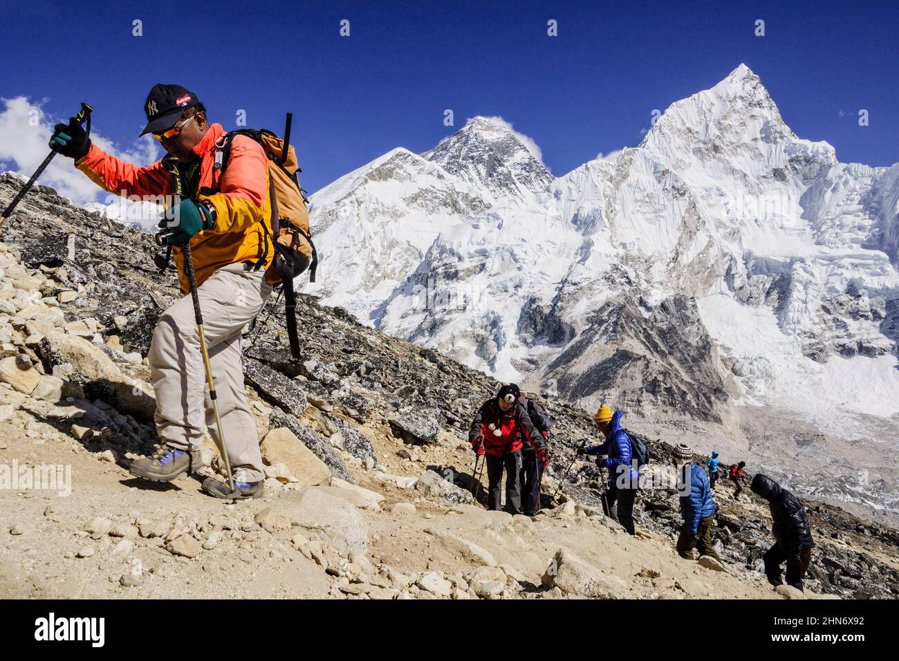 grupo de montañeros ascendiendo el Kala Patthar.Nuptse 7864 mts y monte Everest 8848 mts.glaciar de Khumbu.Sagarmatha National Park, Khumbu Himal, Nep Stock Photo