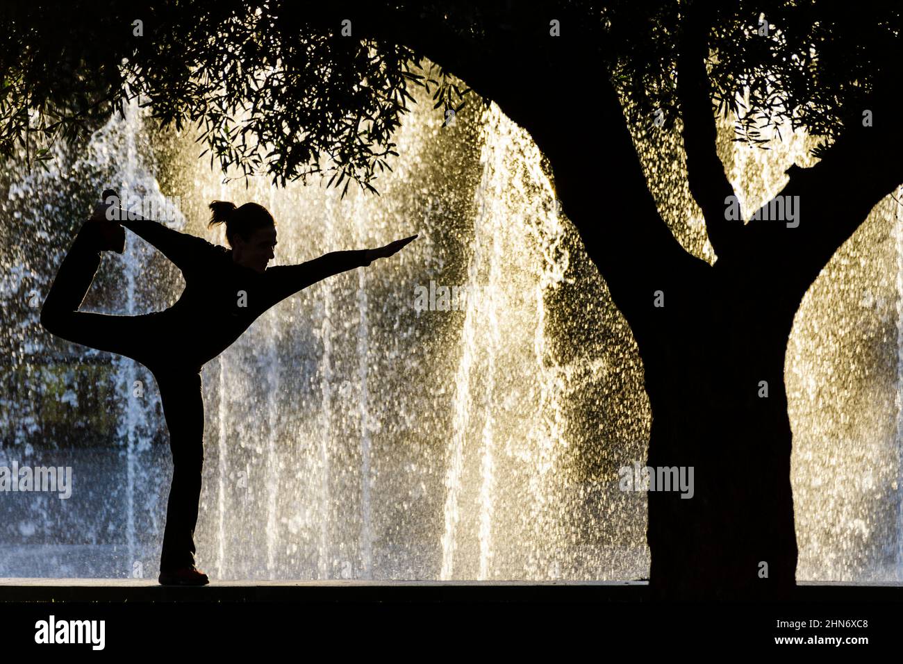 mujer practicando Yoga, parque de la Riera,Palma, Mallorca, islas baleares, Spain Stock Photo